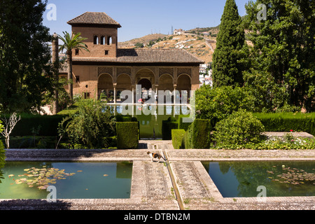 Die wunderschönen Gärten im Palast der Alhambra in Granada, Andalusien, Südspanien. Stockfoto