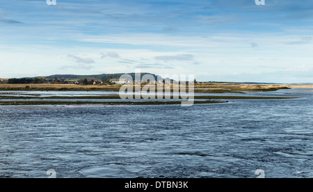 MÜNDUNG DES RIVER SPEY SCOTLAND MIT GARMOUTH DORF ÜBER DEN FLUSS UND DER KIES-STRAND UND MEER IN DER FERNE Stockfoto