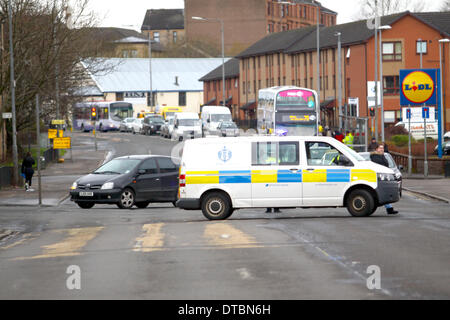 Glasgow, Schottland. 14. Februar 2014.  schwere Körperverletzung schließt beschäftigt Balmore Road im Sarazenen von Glasgow.  Ein Mann im Krankenhaus folgen schweren bewaffneten Angriff. Störung bei Balmore Road Traffic / Hawthorn Street Credit: © ALAN OLIVER/Alamy Live News Stockfoto