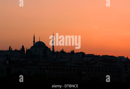 Silhouette der Fatih-Moschee bei Sonnenuntergang Stockfoto