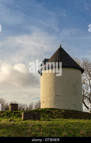 ALTEN WASSERTANK AUF EINEM HÜGEL IN DER NÄHE VON GARMOUTH DORF MORAY SCHOTTLAND Stockfoto