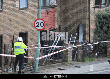Angebliches gestohlenes Auto stürzt in die Seite eines Hauses in Portslade Brighton nach einer Polizei-Verfolgungsjagd Stockfoto
