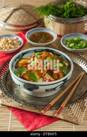 Vietnamesischer Fisch Cha Cá Pfanne gebraten mit Kurkuma und dill Stockfoto