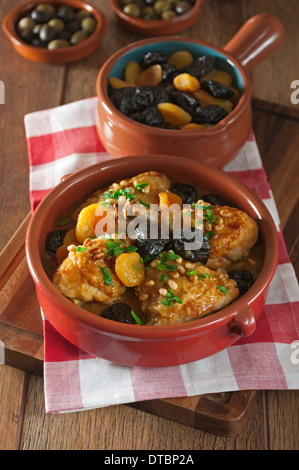 Pollo ein la Catalana. Katalanische Huhn mit getrockneten Früchten und Pinienkernen Spanien Essen Stockfoto