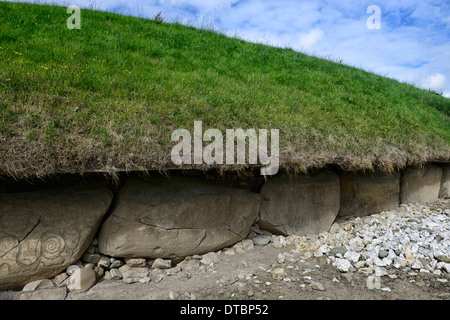 Bordsteinkante Schnitzereien Knowth neolithischen Durchgang Grab Boyne Valley County Meath Irland Weltkulturerbe Stockfoto