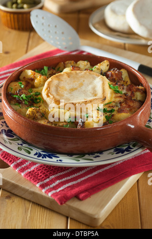 Tartiflette. Kartoffeln und Speck Gericht mit Reblochon Käse. Frankreich-Essen Stockfoto