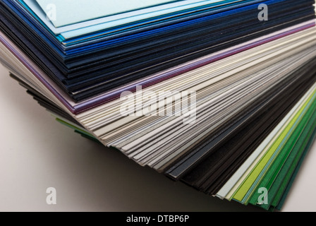 Farbiges Papier-Stapel in kalten Tönen Stockfoto