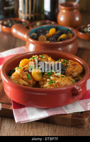 Pollo ein la Catalana. Katalanische Huhn mit getrockneten Früchten und Pinienkernen Spanien Essen Stockfoto