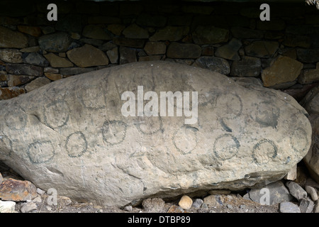 Bordsteinkante Schnitzereien Knowth neolithischen Durchgang Grab Boyne Valley County Meath Irland Weltkulturerbe Stockfoto