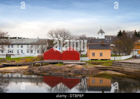 Bunte Holzhäuser im norwegischen Fischerdorf Stockfoto