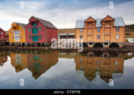 Rote und gelbe Holzhäuser in kleinen norwegischen Dorf Stockfoto