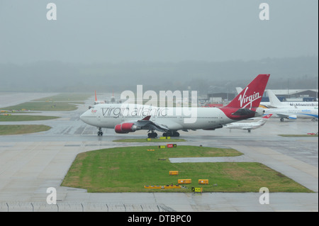 Ein Jet Flugzeug Taxiiing am London Gatwick an einem langweiligen Februartag. Stockfoto