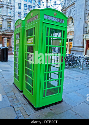 Traditionelle rote Telefonzellen, Samariter 60. Geburtstag, City of London, London, Wettsektor, UK grün lackiert Stockfoto