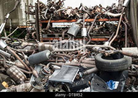 Haufen von Kfz-Teilen in einem Schrottplatz UK Stockfoto