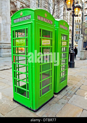 Traditionelle rote Telefonzellen, Samariter 60. Geburtstag, City of London, London, Wettsektor, UK grün lackiert Stockfoto