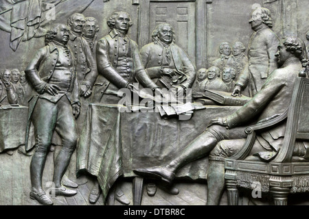 Relief-Panel montiert auf Basis von Benjamin Franklin Statue vor der Bostoner Old City Hall, Boston, USA Stockfoto