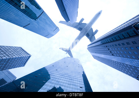 Flugzeug fliegen über hohe Gebäude, Shanghai, China Stockfoto