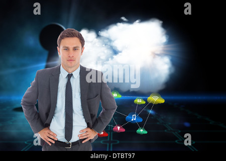 Zusammengesetztes Bild des ernsthaften Geschäftsmann stehend mit Händen auf den Hüften Stockfoto