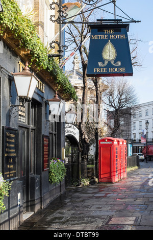 Die Mitre Pub Hotelschild frei Haus und traditionelle rote Telefonzellen in Greenwich, London, Großbritannien Stockfoto