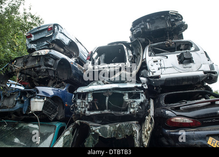 Zerquetschten Autos im Schrott Hof UK Stockfoto