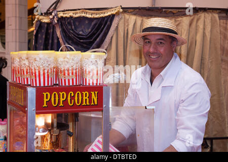 Blackpool, Lancashire, Großbritannien, 14. Februar 2014. Herr Mark Laughton Verkauf von Popcorn am jährlichen Blackpools Festival des Zirkus, Magic & neue Sorte aus. Stockfoto