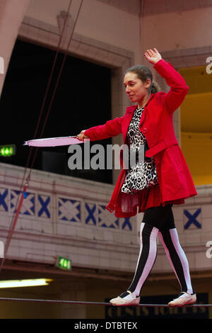 Blackpool, Lancashire, Großbritannien, 14. Februar 2014. NoFit State Circus ist ein modernes Circus Company in Cardiff, Wales am jährlichen Festival des Zirkus von Blackpool, Magic & neue Sorte. Die 10-tägige Festival der Magie, ist Showzam sieht Blackpools berühmte Sehenswürdigkeiten überlaufen mit Seiltänzer, Künstler auf der Straße. Das Festival findet jedes Jahr in Blackpool, eine außergewöhnliche und einzigartige Festival, enthält eine Reihe von hochkarätigen Interpreten, Straßenkünstler, Zirkus, nie zuvor gesehene Handlungen in der ganzen Stadt ausgestellt. Stockfoto