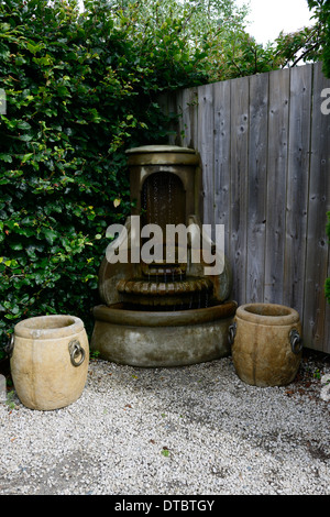 Wasser-Brunnen Feature Ecke Platzierung Gartengestaltung Garten Landesausstellung im Zentrum kilquade Stockfoto