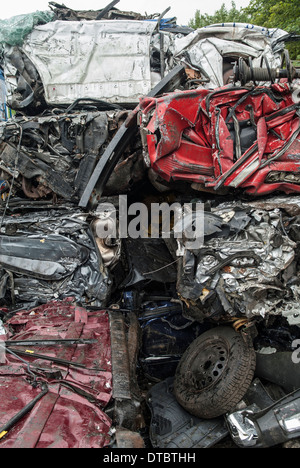 Zerquetschten Autos im Schrott Hof UK Stockfoto