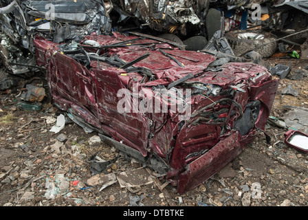 Zerquetschten Autos im Schrott Hof UK Stockfoto