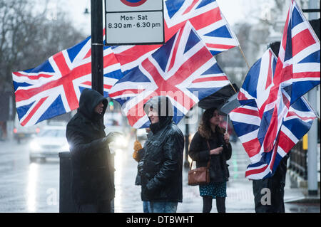 London, UK - 14. Februar 2014: Britain First Führer, Paul Golding, Proteste, wie muslimische Aktivisten im Zentrum von London zur Unterstützung der Muslime, die angeblich in der Zentralafrikanischen Republik (Auto) von christlichen Bürgerwehr bekannt als Anti-Balaka geschlachtet demonstrieren. Bildnachweis: Piero Cruciatti/Alamy Live-Nachrichten Stockfoto