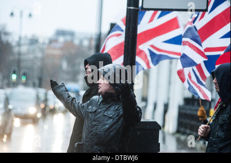 London, UK - 14. Februar 2014: Britain First Führer, Paul Golding, Proteste, wie muslimische Aktivisten im Zentrum von London zur Unterstützung der Muslime, die angeblich in der Zentralafrikanischen Republik (Auto) von christlichen Bürgerwehr bekannt als Anti-Balaka geschlachtet demonstrieren. Bildnachweis: Piero Cruciatti/Alamy Live-Nachrichten Stockfoto