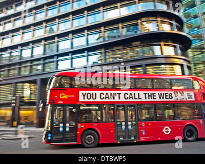 Neue Routemaster Bus in die City of London, London, England, Vereinigtes Königreich Stockfoto