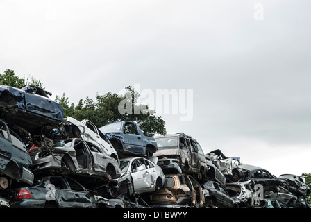 Zerquetschten Autos im Schrott Hof UK Stockfoto