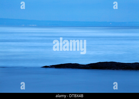 Ferne Lichter in der Bucht in der Abenddämmerung von St Andrews Fife Schottland Stockfoto