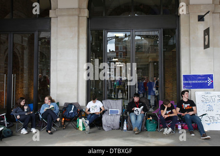 Apple-Fans-Warteschlange drausen Apple speichern in Covent Garden zentrale London, England 20. September 2012. Apple hat heute eine größere, leichtere und schnellere iPhone, die bereit ist, das am schnellsten verkaufte Technik-Gadget Geschichte--werden auch zunehmender Konkurrenz im Smartphone-Markt $ 219,1 Milliarden. Apple am Mittwoch ergab, dass das neue iPhone 5 in den Läden in den USA und Großbritannien Morgen 21 September sein wird. Stockfoto