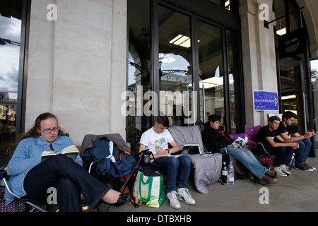 Apple-Fans-Warteschlange drausen Apple speichern in Covent Garden zentrale London, England 20. September 2012. Apple hat heute eine größere, leichtere und schnellere iPhone, die bereit ist, das am schnellsten verkaufte Technik-Gadget Geschichte--werden auch zunehmender Konkurrenz im Smartphone-Markt $ 219,1 Milliarden. Apple am Mittwoch ergab, dass das neue iPhone 5 in den Läden in den USA und Großbritannien Morgen 21 September sein wird. Stockfoto