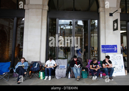 Apple-Fans-Warteschlange drausen Apple speichern in Covent Garden zentrale London, England 20. September 2012. Apple hat heute eine größere, leichtere und schnellere iPhone, die bereit ist, das am schnellsten verkaufte Technik-Gadget Geschichte--werden auch zunehmender Konkurrenz im Smartphone-Markt $ 219,1 Milliarden. Apple am Mittwoch ergab, dass das neue iPhone 5 in den Läden in den USA und Großbritannien Morgen 21 September sein wird. Stockfoto