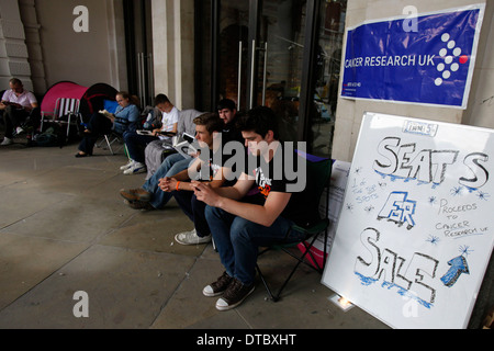 Apple-Fans-Warteschlange drausen Apple speichern in Covent Garden zentrale London, England 20. September 2012. Apple hat heute eine größere, leichtere und schnellere iPhone, die bereit ist, das am schnellsten verkaufte Technik-Gadget Geschichte--werden auch zunehmender Konkurrenz im Smartphone-Markt $ 219,1 Milliarden. Apple am Mittwoch ergab, dass das neue iPhone 5 in den Läden in den USA und Großbritannien Morgen 21 September sein wird. Stockfoto