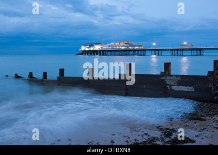 Blick auf Cromer Pier in der Abenddämmerung Stockfoto