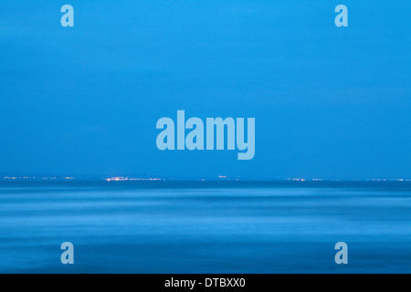 Lichter am Ufer in der Abenddämmerung aus St Andrews Fife Schottland Stockfoto