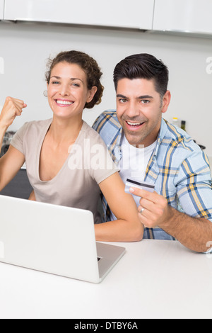 Aufgeregt paar mit Laptop zusammen einkaufen online Stockfoto