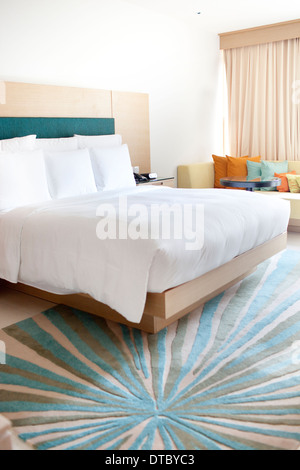 Hotel Zimmer-Bett und Sofa, Insel Phuket, Thailand Stockfoto