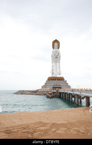 Statue von Guan Yin (Göttin der Barmherzigkeit), Symbol der Buddhismus in China befindet sich in der Stadt Sanya, China Stockfoto