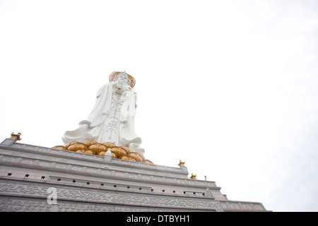 Statue von Guan Yin (Göttin der Barmherzigkeit), Symbol der Buddhismus in China befindet sich in der Stadt Sanya, China Stockfoto