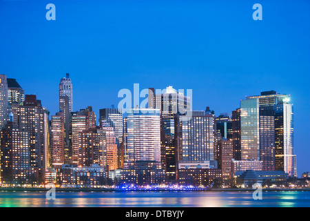 Blick auf die Skyline von New York in der Abenddämmerung Stockfoto