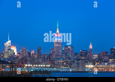 Blick auf Hafen und die Skyline von New York in der Abenddämmerung Stockfoto