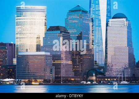 Blick auf Fluss und die Skyline von New York in der Abenddämmerung Stockfoto