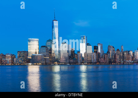 Blick auf Fluss und die Skyline von New York in der Abenddämmerung Stockfoto