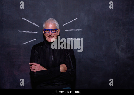 Porträt von senior woman vor Kreide Linien auf Tafel Stockfoto