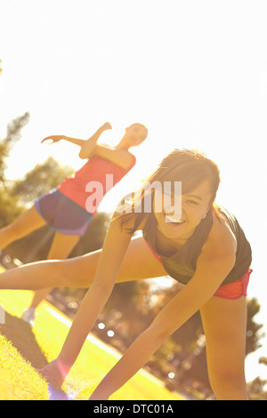 Zwei junge Frauen Gymnastik im park Stockfoto
